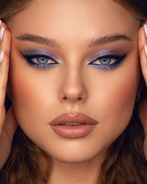 eyeshadow with navy blue dress